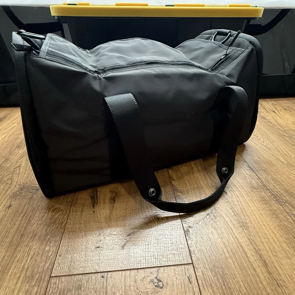 Titleist NWT Club Life Duffel Travel Bag  Black Sleek Golf Gear NEW TA8CLDFL-0